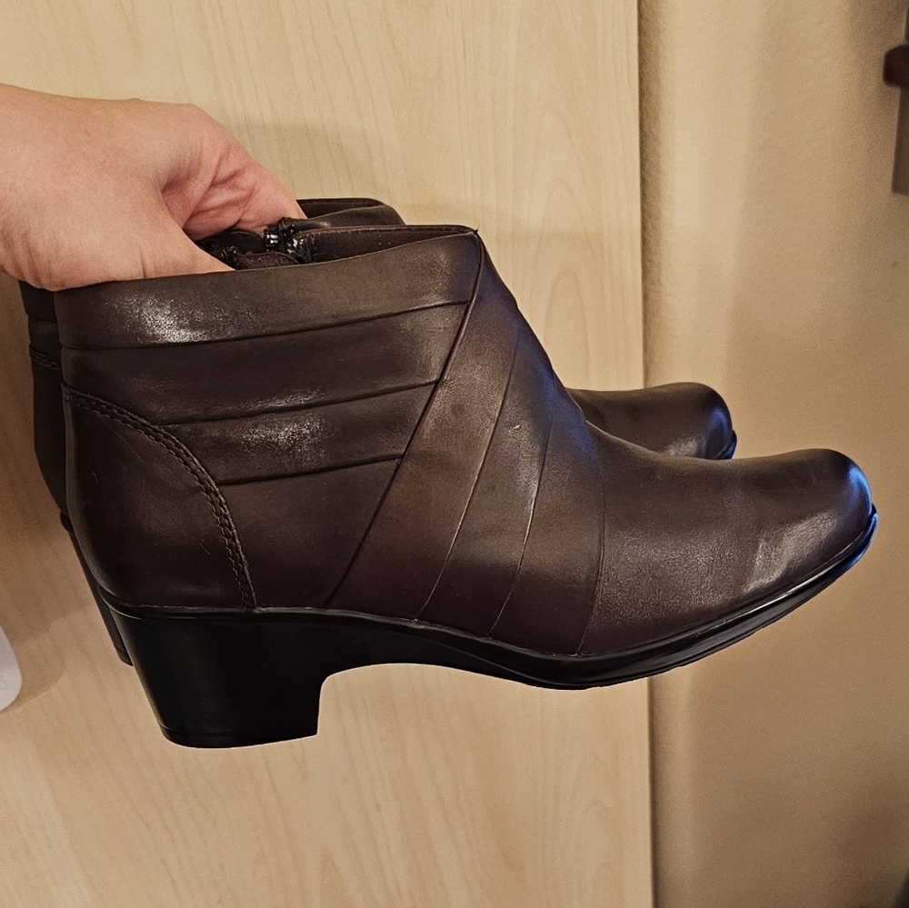 Clarks collection  Malia Hue Brown Leather Zip Wide Ankle booties 7.5M.